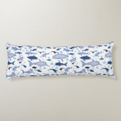 Weiß und blau wiederholendes Motiv | Shark Pattern Seitenschläferkissen (Rückseite)