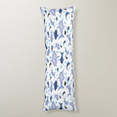 Weiß und blau wiederholendes Motiv | Shark Pattern Seitenschläferkissen (Rückseite (Vertikal))