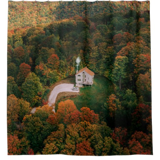 WEISS UND BROWN, UMGEBEN VON BÄUMEN DUSCHVORHANG (Vorderseite)