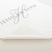 Weiß und Grau | Paare Name & Name Monogram Sherpadecke (3/4)