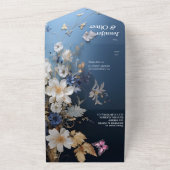 Weiß und hellblau, seide Blume auf dunkelblau All In One Einladung (Außenbereich)