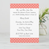 Weiß und Korallenrosa Polka-Punktmuster Einladung (Stehend Vorderseite)