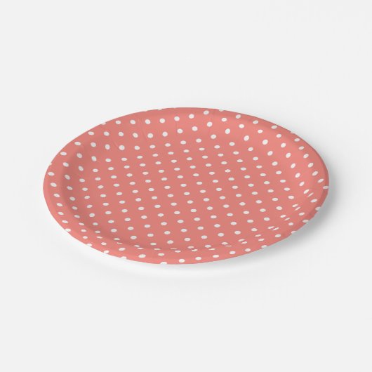 Weiß und Korallenrosa Polka-Punktmuster Pappteller (Schrägansicht)