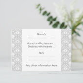 Weiß und Pastellgrau Damask Design. RSVP Karte (Stehend Vorderseite)