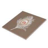 Weiß und Pfirsich Pfauenfeder auf Taupe Tan Fliese (Seite)