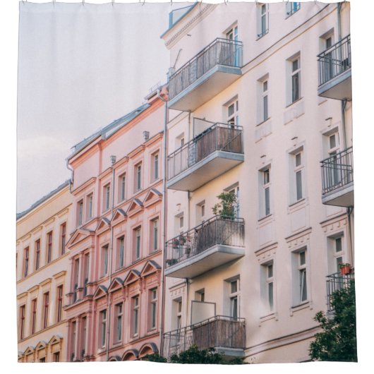 WEISS UND PINK GEBÄUDE DUSCHVORHANG (Vorderseite)