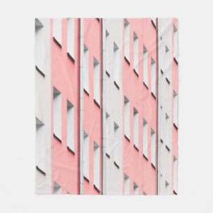 WEISS UND PINK KONKRETES GEBÄUDE FLEECEDECKE