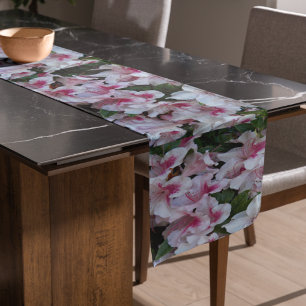 Weiß und rosa gesprenkelte Rhododendren Kurzer Tischläufer