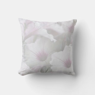 Weiß und rosa Petunias Kissen
