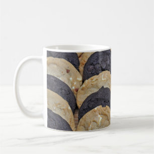 Weiß- und Schokoladenkekse Kaffeetasse
