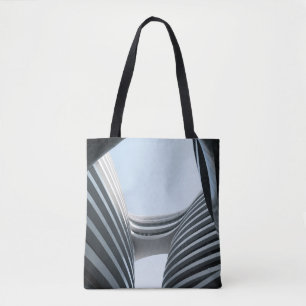 WEISS UND SCHWARZ KONKRETES GEBÄUDE UNTER BLAUEM TASCHE