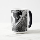 Weiß und Schwarz - Romantische Stickereien Verwandlungstasse (VorderseiteRechts)