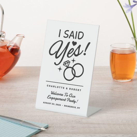 Weiß und schwarz sagte ich ja! Verlobungsparty Sockelschild (In SItu)
