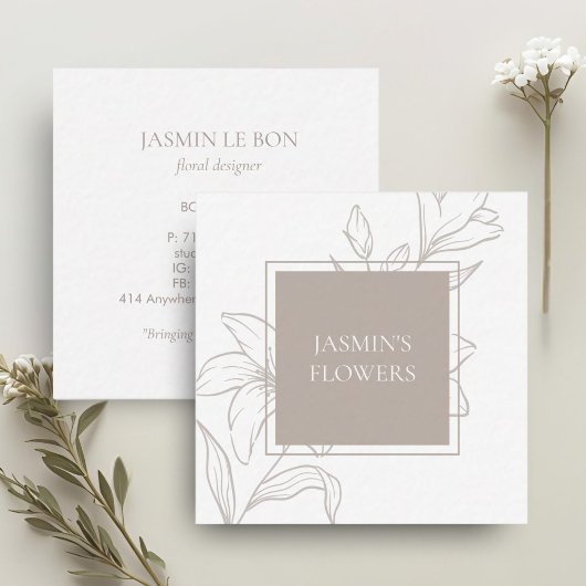Weiß und Taupe | Chic Floral Label Quadratische Visitenkarte
