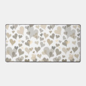 Weiß und Taupe Herz Muster Elegant Girly Niedlich Schreibtischunterlage (Vorderseite)