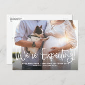 Weiß wir erwarten moderne kalligraphische Schwange Ankündigungspostkarte (Vorne/Hinten)