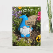 Weißbärtiger blauer Gartenzwerg unter Blumen Karte (Vorderseite)