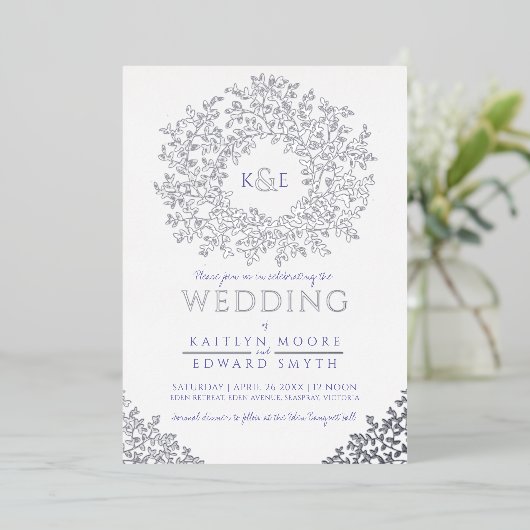 Weißblauer Hochzeitskranz Blätter silber Folieneinladung (Stehend vorne)