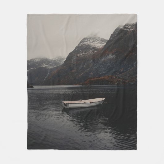 WEISSBOOT AM WASSERKÖRPER IN DER NÄHE DER BERGE FLEECEDECKE (Vorderseite)