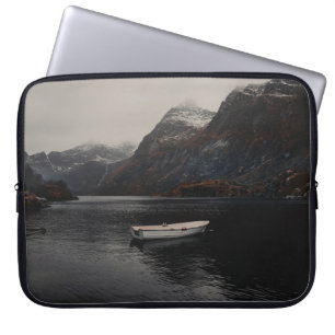 WEISSBOOT AM WASSERKÖRPER IN DER NÄHE DER BERGE LAPTOPSCHUTZHÜLLE
