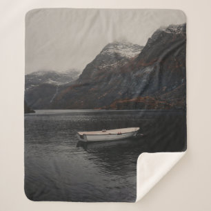 WEISSBOOT AM WASSERKÖRPER IN DER NÄHE DER BERGE SHERPADECKE