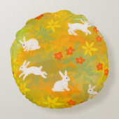 Weißbüsche auf einem Feld mit Blume Rundes Kissen (Rückseite)