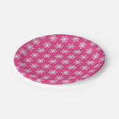 Weiße 3-D-Schneeflocke auf Peppermint Pink Pappteller (Schrägansicht)