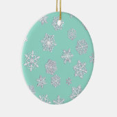 Weiße 3-D-Schneeflocken auf Aquarellhöhe Keramikornament (Rechts)