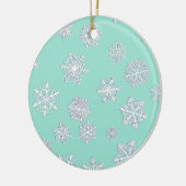 Weiße 3-D-Schneeflocken auf Aquarellhöhe Keramikornament (Links)