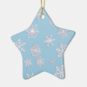 Weiße 3-D-Schneeflocken auf eisblauem Hintergrund Keramik Ornament (Links)