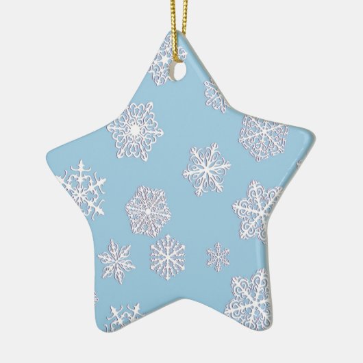 Weiße 3-D-Schneeflocken auf eisblauem Hintergrund Keramik Ornament (Links)