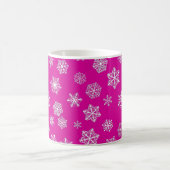 Weiße 3-D-Schneeflocken auf fuchsienrosa Hintergru Kaffeetasse (Mittel)