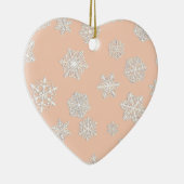 Weiße 3-D-Schneeflocken auf pfirsichfarbenem Hinte Keramikornament (Rechts)