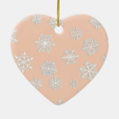 Weiße 3-D-Schneeflocken auf pfirsichfarbenem Hinte Keramikornament (Hinten)
