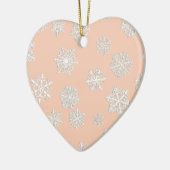Weiße 3-D-Schneeflocken auf pfirsichfarbenem Hinte Keramikornament (Links)