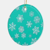Weiße 3-D-Schneeflocken auf türkisfarbenem Hinterg Keramik Ornament (Links)