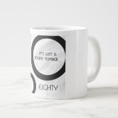 Weiße 80-Jahrzehnte Geburtstag Jumbo-Tasse (Vorderseite Rechts)