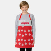 Weiße, abgerundete Linien zieren Schürze (Getragen)