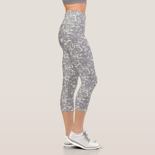 Weiße Abstrakte auf Grauen Capris (Rechts)