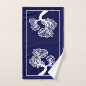 Weiße abstrakte Rundbaum- und Randseeblau Badhandtuch Set (Handtuch)