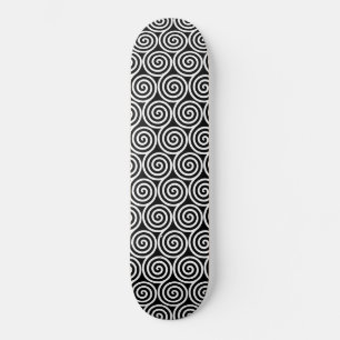 Weiße abstrakte Spiralkreise auf Schwarz Skateboard