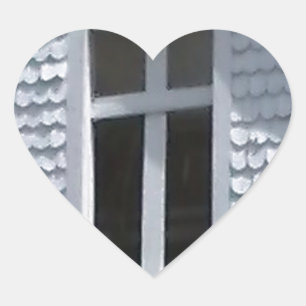 weiße alte Kirche in den Bergen Herz-Aufkleber