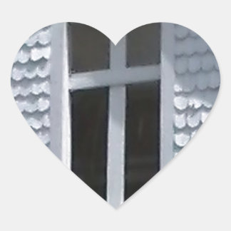 weiße alte Kirche in den Bergen Herz-Aufkleber