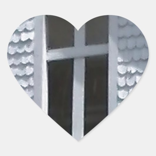 weiße alte Kirche in den Bergen Herz-Aufkleber (Vorderseite)