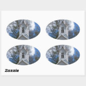 weiße alte Kirche in den Bergen Ovaler Aufkleber (Blatt)