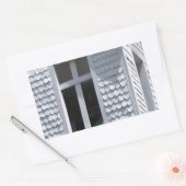 weiße alte Kirche in den Bergen Rechteckiger Aufkleber (Umschlag)