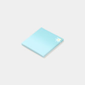 Weiße Amaryllis-Blume auf hellblauen Post-it-Notiz Post-it Klebezettel (angewinkelt)