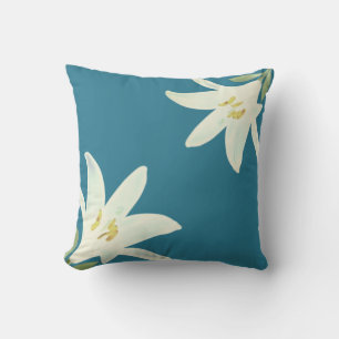 Weiße Amaryllis-Blumen auf Teal tiefgrüner Farbe Kissen