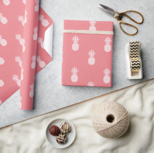 Weiße Ananas auf Korallenrosa Geschenkpapier
