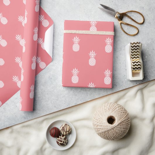 Weiße Ananas auf Korallenrosa Geschenkpapier (Kunsthandwerk)